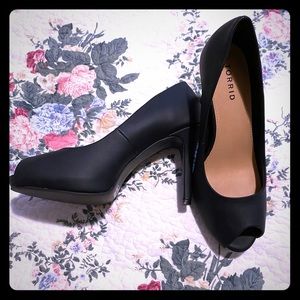 Torrid size 10 peek a boo toe heals